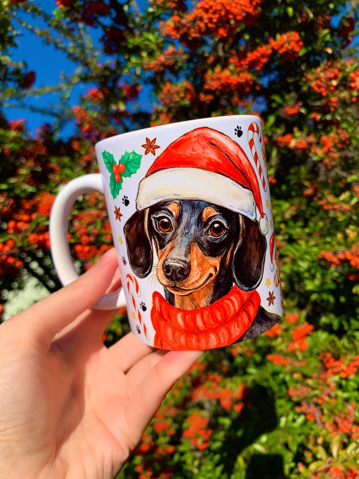 Karácsonyi Tacskós bögre - Kézzel festett Tacskó Mikulás sapkás és sálas karácsonyi mintával