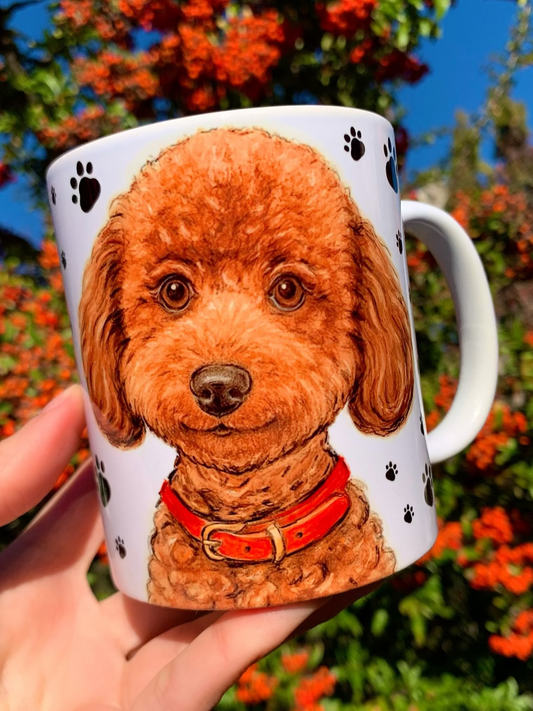 Kézzel festett Toy Poodle kerámia bögre fekete mancsos háttérrel, Pusztai Juci iparművész eredeti, kézzel rajzolt barna, göndör szőrű toy uszkár portréjával. A bögre egyik oldalán részletgazdag, mosolygó uszkár fej látható piros nyakörvvel, a másik oldalon az egész alakos, ülő Toy Poodle illusztráció szerepel. Magyar kézműves prémium kutyás ajándék gazdiknak, kutyabarátoknak, elegáns fekete-fehér mancs mintával és akvarellhatású kutyaportréval.