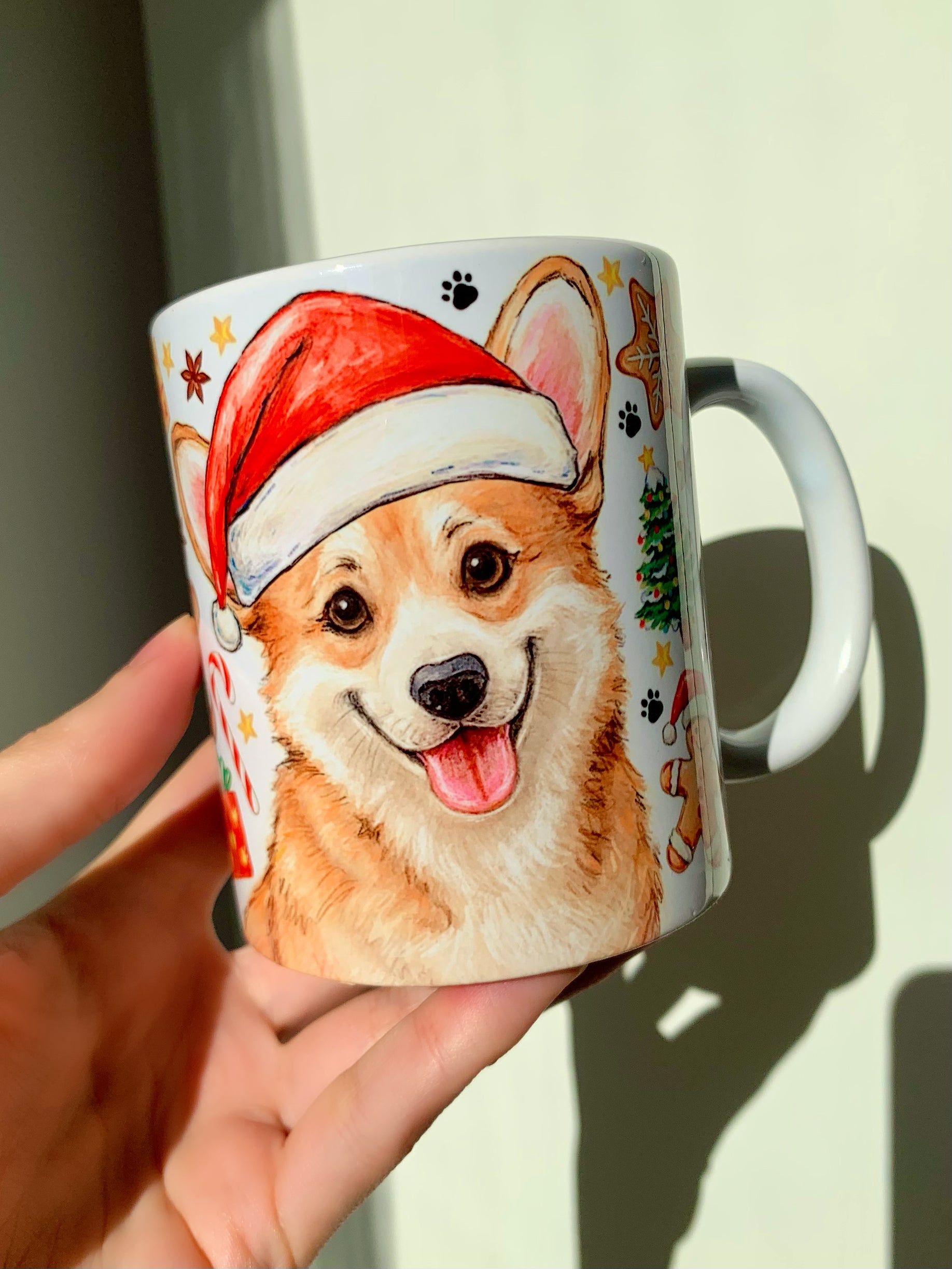 Kutyás karácsonyi kerámia bögre, akvarell Corgi portréval, ünnepi csillagokkal és karácsonyi mintákkal – egyedi, magyar kézműves termék.