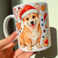 Corgi karácsonyi bögre, kézzel festett kutyás illusztrációval, mézeskalács sütemény és karácsonyi cukorka motívumokkal – ajándék Corgi imádóknak.