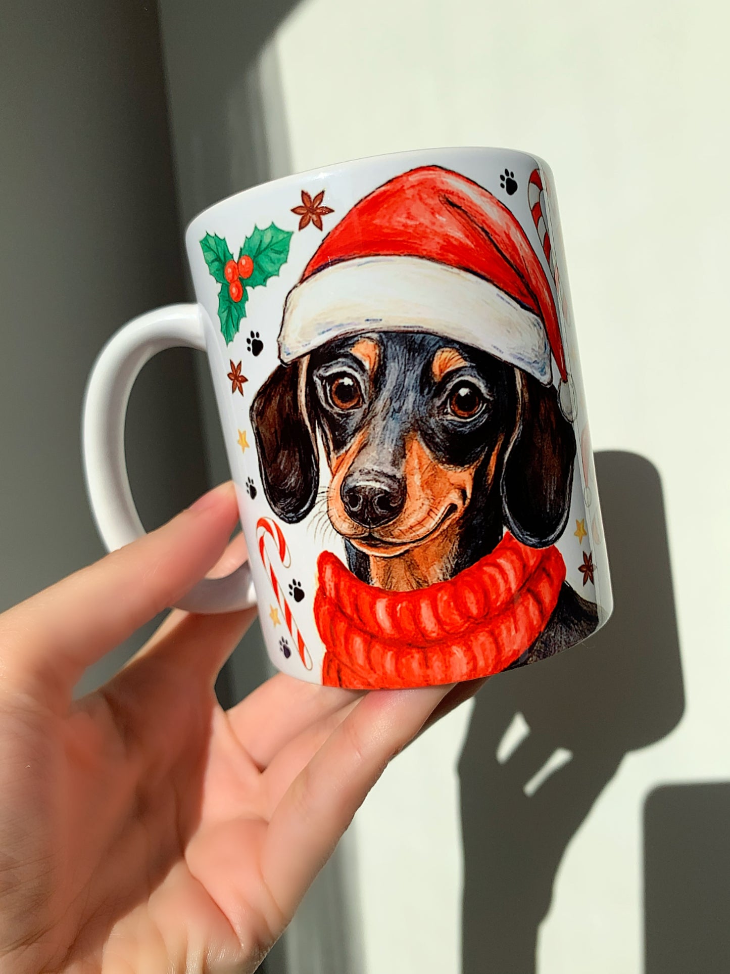 Karácsonyi Tacskós bögre - Kézzel festett Tacskó Mikulás sapkás és sálas karácsonyi mintával