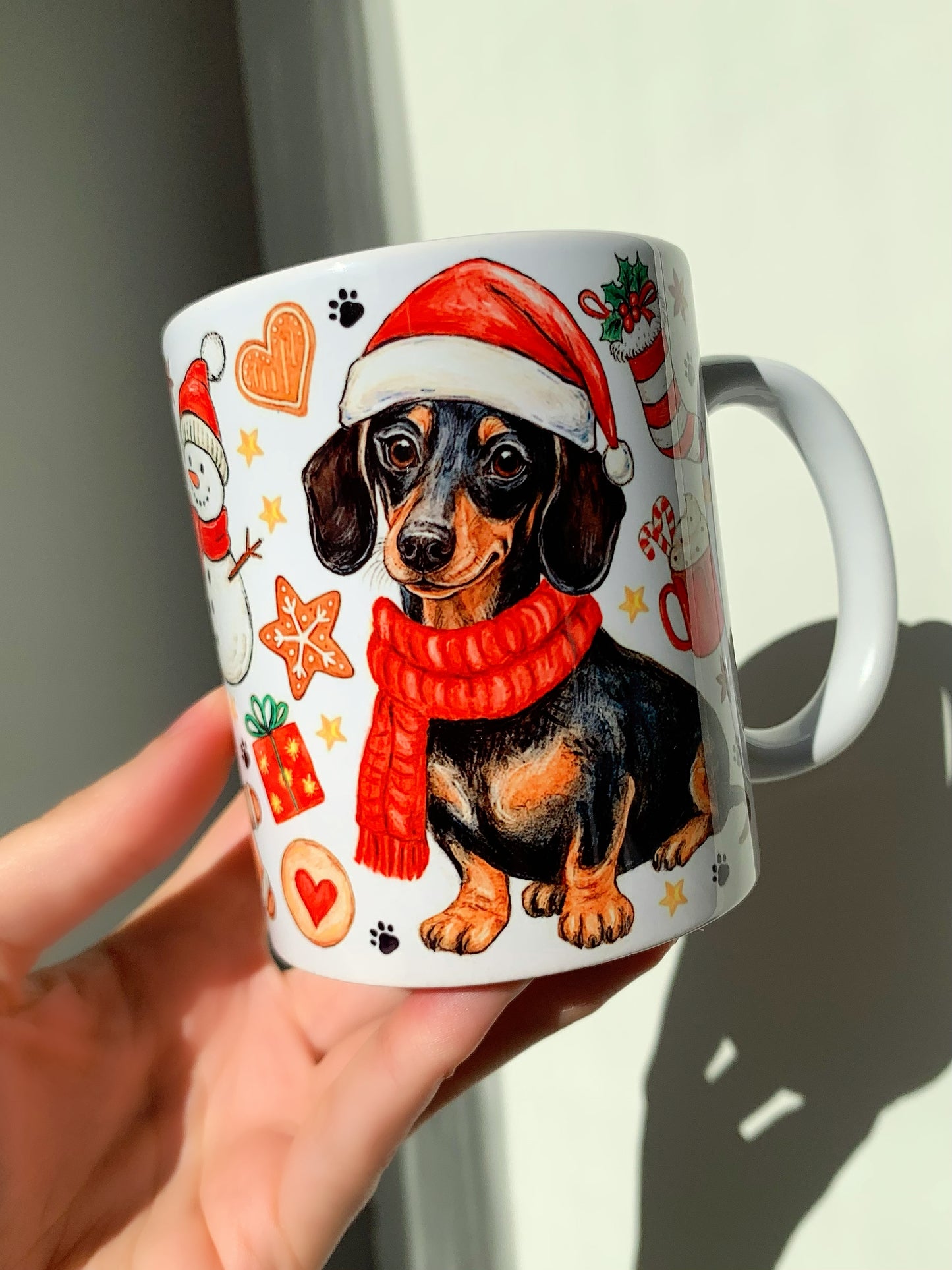 Karácsonyi Tacskós bögre - Kézzel festett Tacskó Mikulás sapkás és sálas karácsonyi mintával