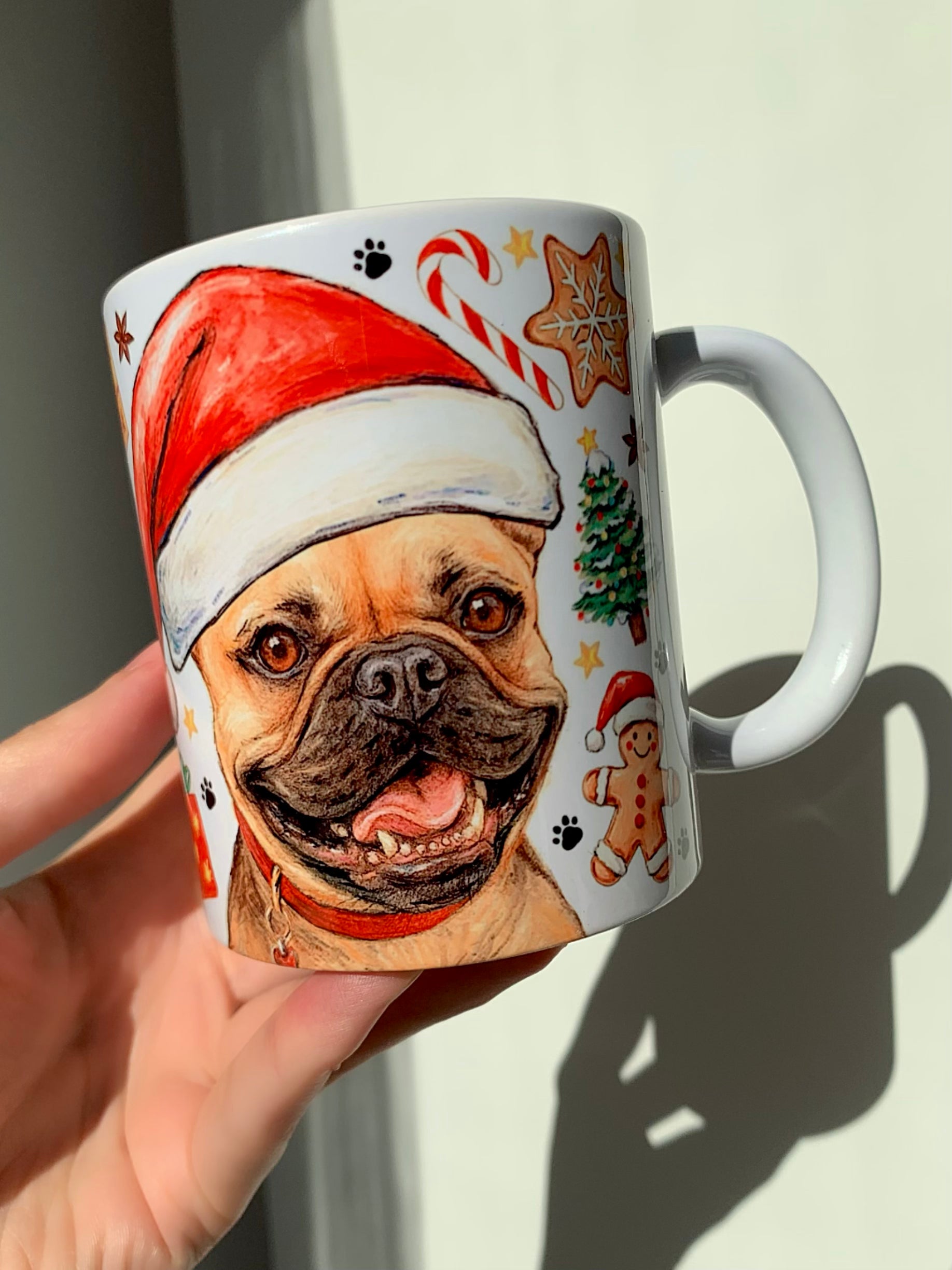 Részletgazdag, akvarelles karácsonyi francia bulldog portré kerámia bögrén, fehér mázas alapon. Ünnepi mintás, kézműves iparművészeti kutyás termék ajándékozáshoz.