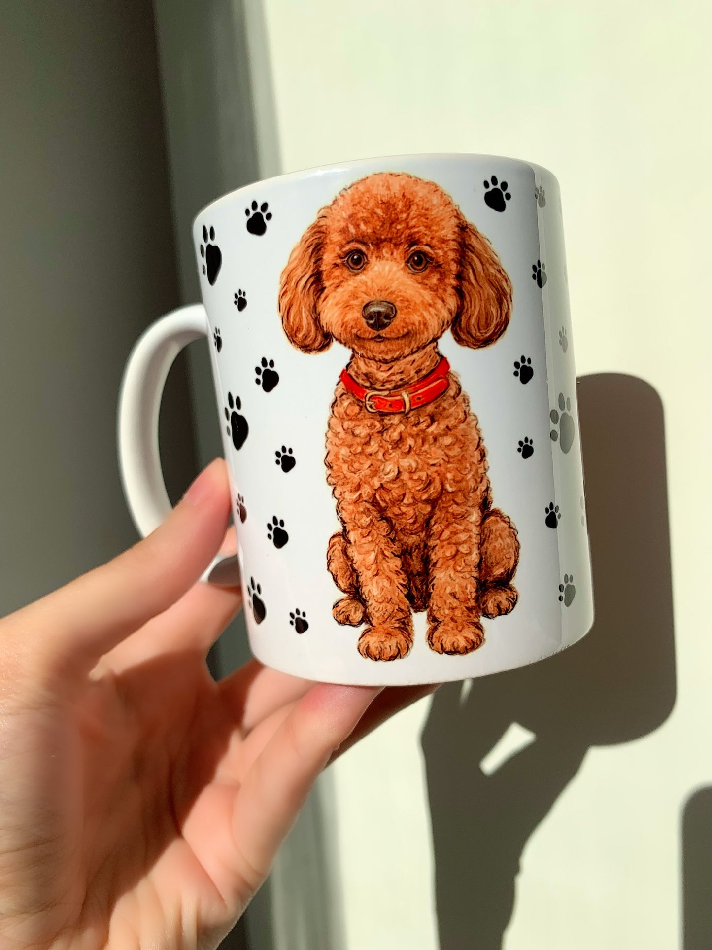 Prémium Toy Poodle kutyás bögre fekete mancs mintával, akvarelles barna uszkár portréval és piros nyakörvvel.