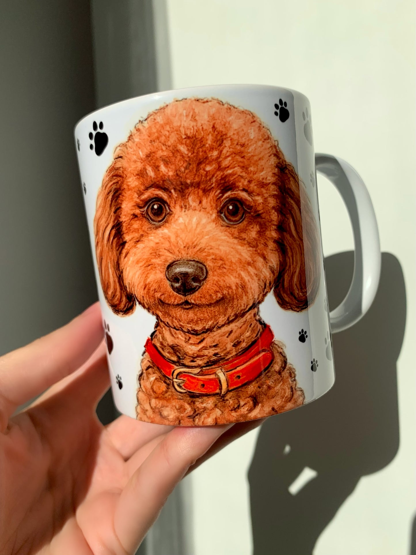 Barna, göndör szőrű Toy Poodle kutyás kerámia bögre kézzel festett uszkár grafikával és fekete mancs mintával.