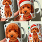Toy Poodle kutyás kerámia bögre fekete mancs mintákkal díszítve, kézzel rajzolt és akvarellel festett barna, göndör bundájú uszkár illusztrációval. Pusztai Judit iparművész egyedi, kézműves grafikája teljes paláston jelenik meg: a bögre egyik oldalán kedvesen mosolygó Toy Poodle portré, a másikon egész alakos ülő kutyus piros nyakörvvel. Prémium mázas fehér kerámia, tartós nyomtatás, tökéletes ajándék Toy Poodle, Maltipoo, Cavapoo vagy Cockapoo gazdiknak