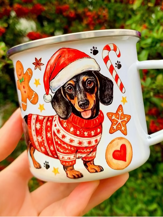 Prémium karácsonyi fém bögre kézzel rajzolt és akvarellel festett többféle tacskó mintával, több színű ünnepi kutyusokkal. A bögrén cser, fekete, barna és krémszínű tacskók jelennek meg karácsonyi pulóverben, mézeskalács, cukorpálca és fenyődíszekkel.