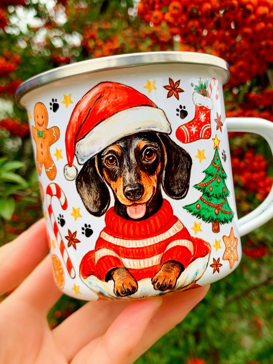 Karácsonyi tacskós fém bögre kézzel festett tacskóval, aki piros Mikulás-zsákban kukucskál ki, ünnepi akvarell részletekkel. Mézeskalács, cukorpálca, fenyőág és csengő motívumok díszítik a többféle tacskó mintát. Prémium kutyás ajándék tacskó gazdiknak.