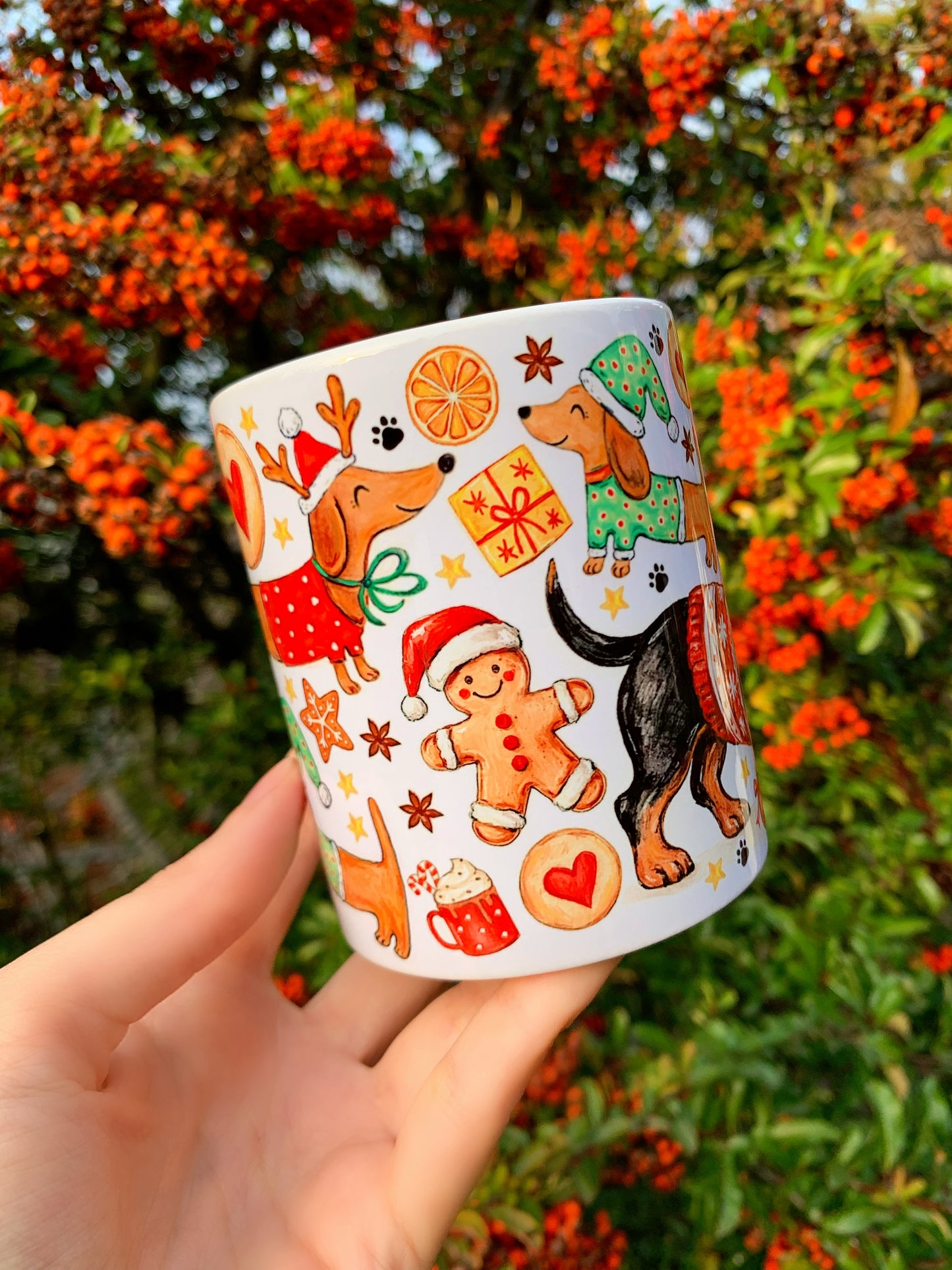 Karácsonyi Tacskós bögre - Kézzel festett Mikulás Tacskó karácsonyi pulcsiban és karácsonyi mintával