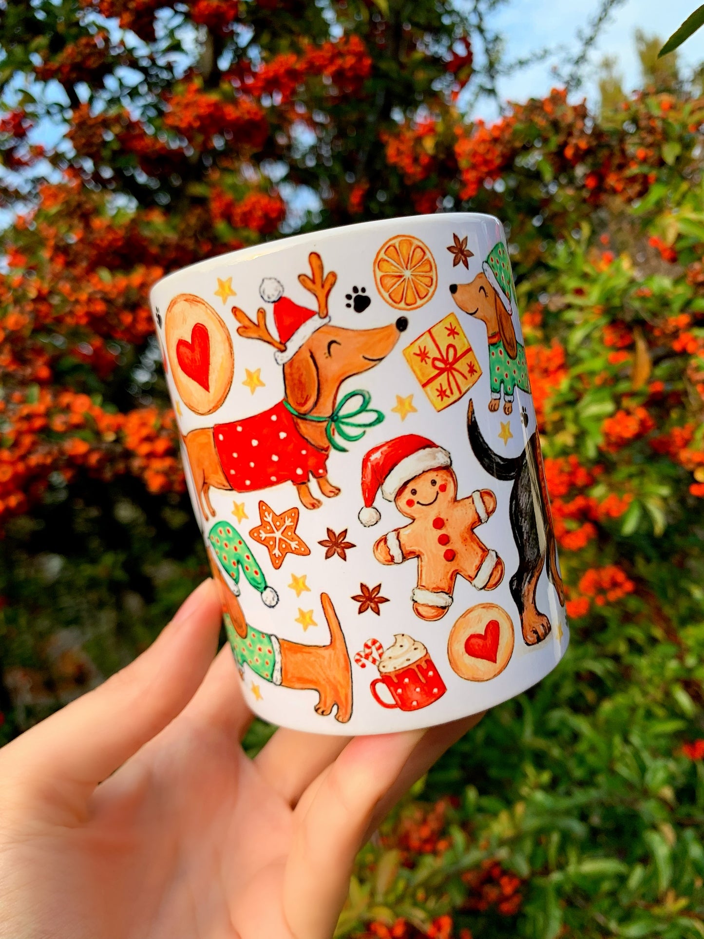 Karácsonyi Tacskós bögre - Kézzel festett Mikulás Tacskó karácsonyi pulcsiban és karácsonyi mintával