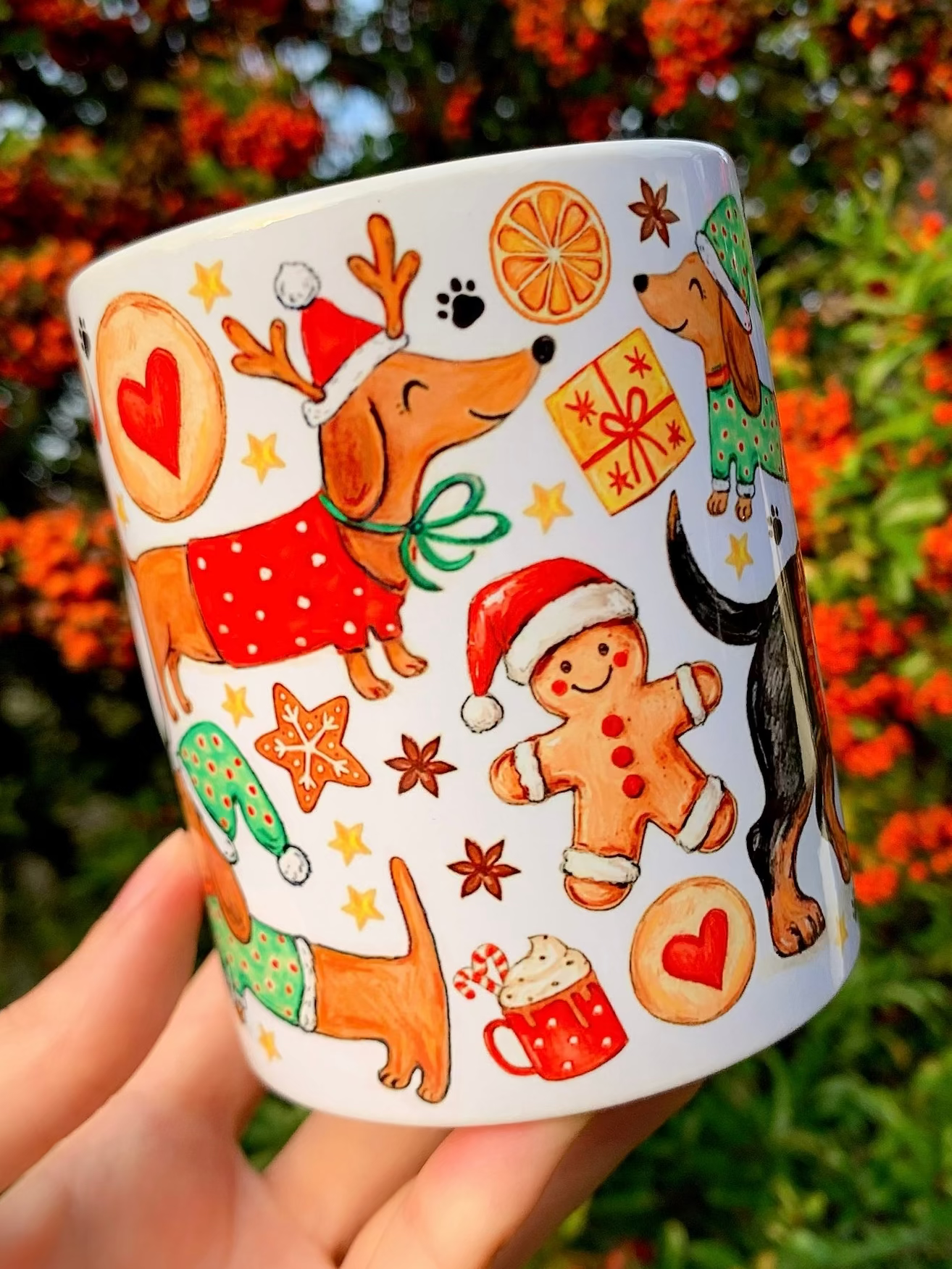 Kézzel festett tacskós bögre karácsonyi mintákkal. Karácsonyi tacskós bögre ünnepi hangulatban, kézzel festett tacskó figurákkal és gazdag karácsonyi dekorációval. Meleg piros tónusok, mézeskalács motívumok és téli öltözetes tacskók teszik igazán szerethetővé. Prémium minőségű tacskós ajándék karácsonyra, gazdiknak és kutyás szeretteknek.