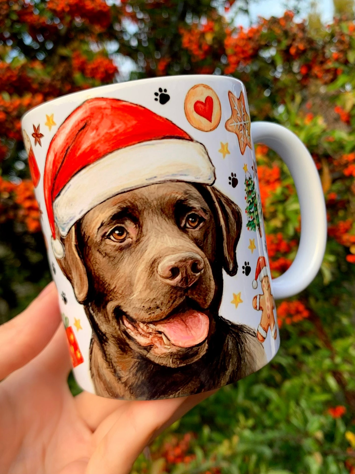 Kézzel rajzolt barna labrador karácsonyi illusztráció bögrén. Akvarell festett ünnepi motívumok és meleg téli színek jelennek meg. Karácsonyi labrador bögre gazdiknak.