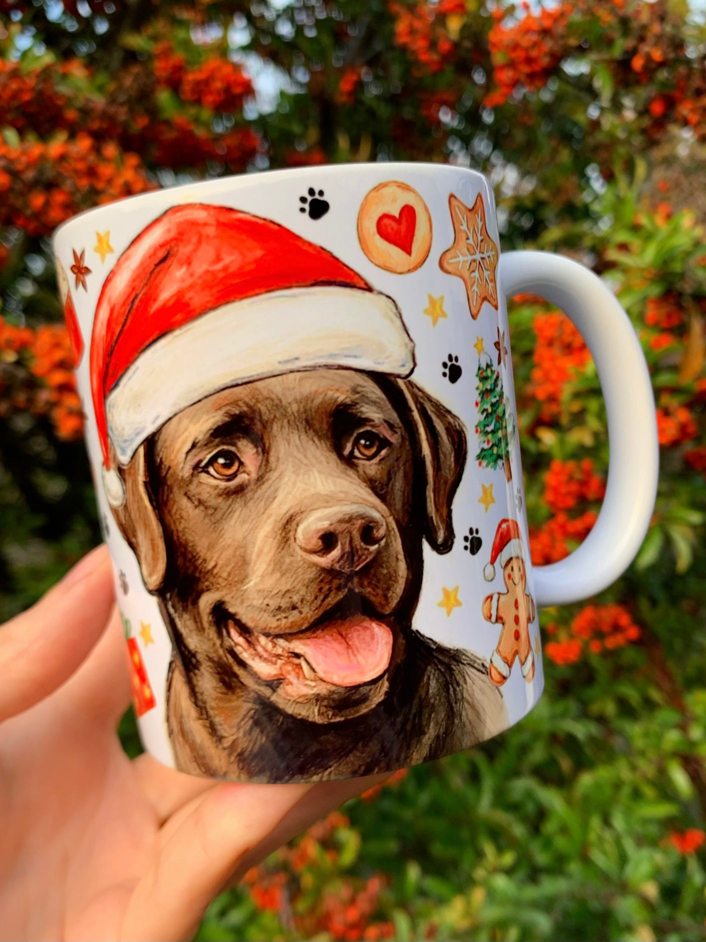 Karácsonyi labrador kutyás bögre részletfotó kézzel festett akvarell mintával. Barna labrador és ünnepi karácsonyi motívumok díszítik a bögrét. Egyedi kutyás ajándék karácsonyi időszakra.