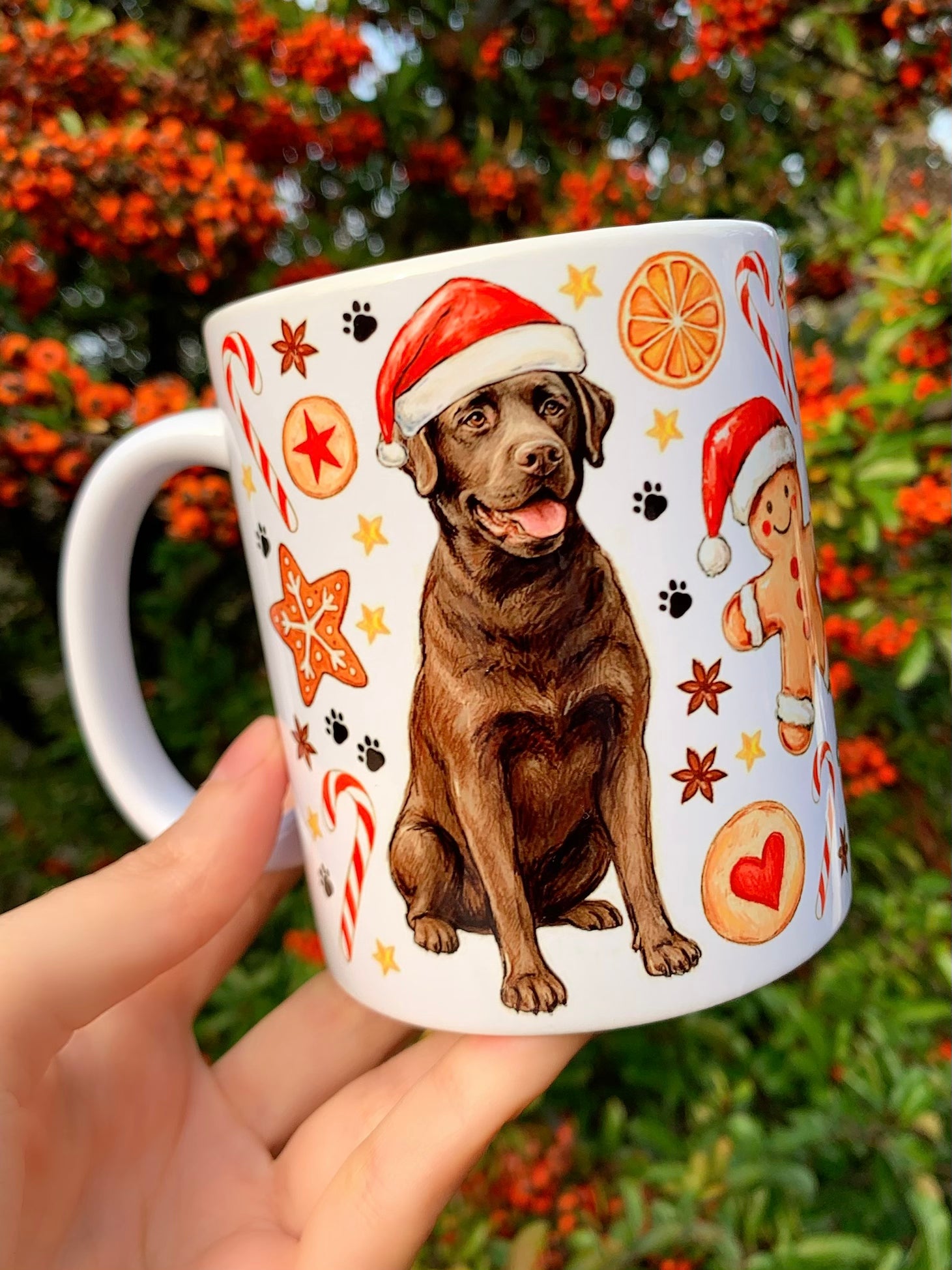 Labrador mintás karácsonyi kerámia bögre oldalnézetből. Téli öltözetes labrador, mézeskalács figurák és karácsonyi díszek láthatók. Prémium kézműves bögre labrador rajongóknak.