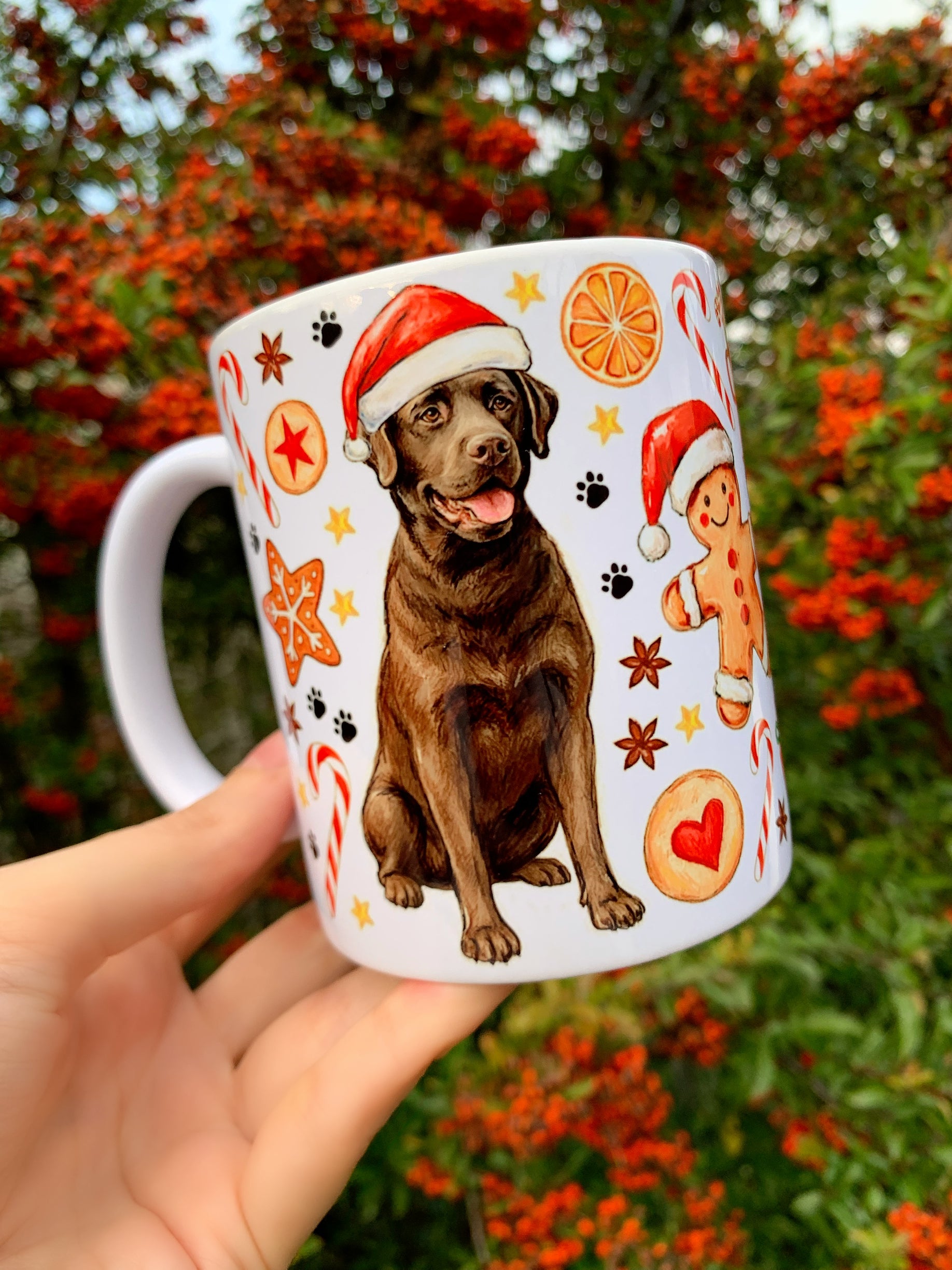 Kézzel festett labrador kutyás karácsonyi bögre teljes mintával. Mézeskalács figurák, karácsonyi díszek és barna labrador illusztráció alkotja a mintát. Egyedi kézműves ajándék karácsonyra.