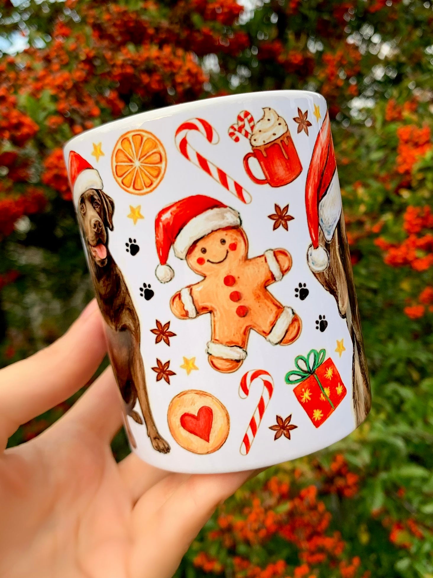 Karácsonyi labradoros bögre ünnepi hangulatban, kézzel festett barna labrador illusztrációval. Meleg karácsonyi színek, mézeskalács motívumok és szerethető labrador figura teszik igazán különlegessé. Prémium kézműves bögre labrador gazdiknak karácsonyra.