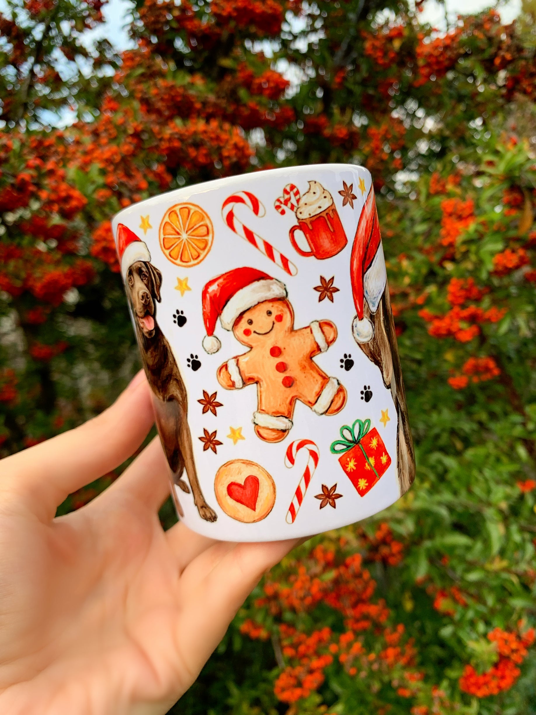 Karácsonyi labrador minta kerámia bögrén, részletgazdag akvarell festéssel. Ünnepi motívumok és szerethető labrador figura látható. Prémium kutyás bögre labrador gazdiknak.