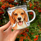 Beagle kutyás fém bögre dekoratív háttérmintával. A barátságos beagle karakterek szerethető megjelenést adnak a bögrének. Egyedi kutyás ajándék kávéhoz vagy teához.