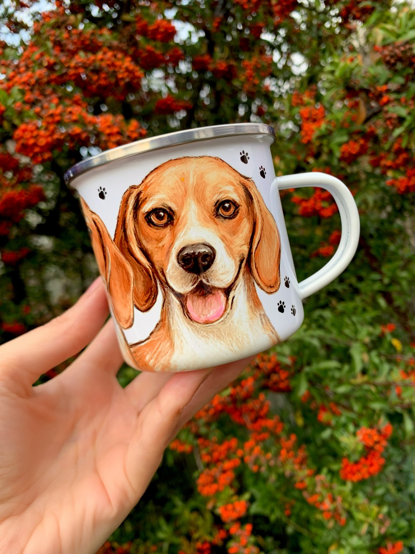 Beagle kutyás fém bögre dekoratív háttérmintával. A barátságos beagle karakterek szerethető megjelenést adnak a bögrének. Egyedi kutyás ajándék kávéhoz vagy teához.