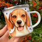 Részletfotó a beagle kutyás fém bögréről. A foltos szőrzet, lelógó fülek és barátságos tekintet jól megfigyelhető. Prémium minőségű, kézműves beagle bögre.
