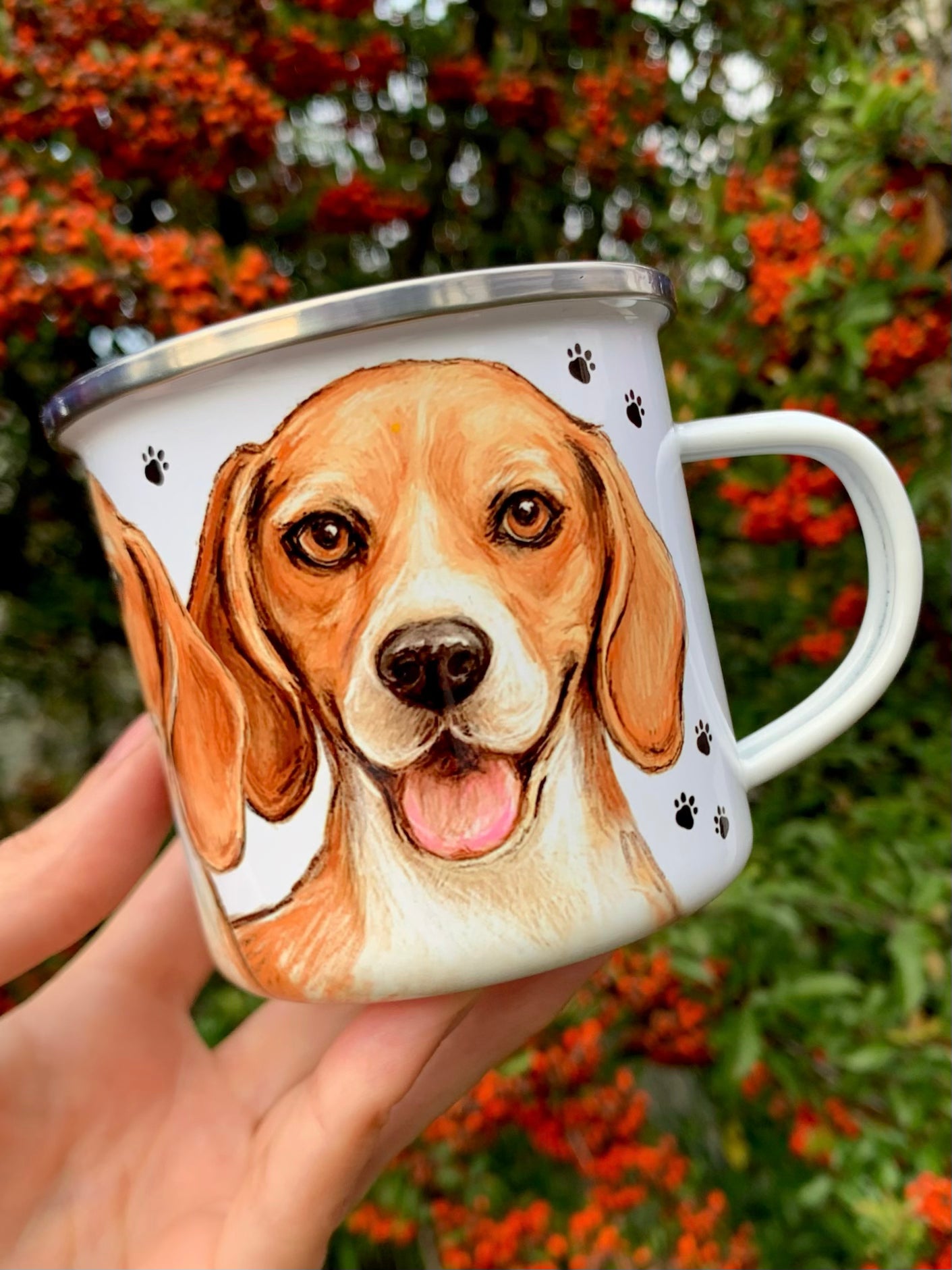 Részletfotó a beagle kutyás fém bögréről. A foltos szőrzet, lelógó fülek és barátságos tekintet jól megfigyelhető. Prémium minőségű, kézműves beagle bögre.