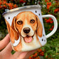 Beagle mintás fém bögre közelről, prémium iparművészeti nyomtatással. A kézzel festett grafika részletei jól láthatók. Tartós, könnyű bögre beagle gazdiknak.