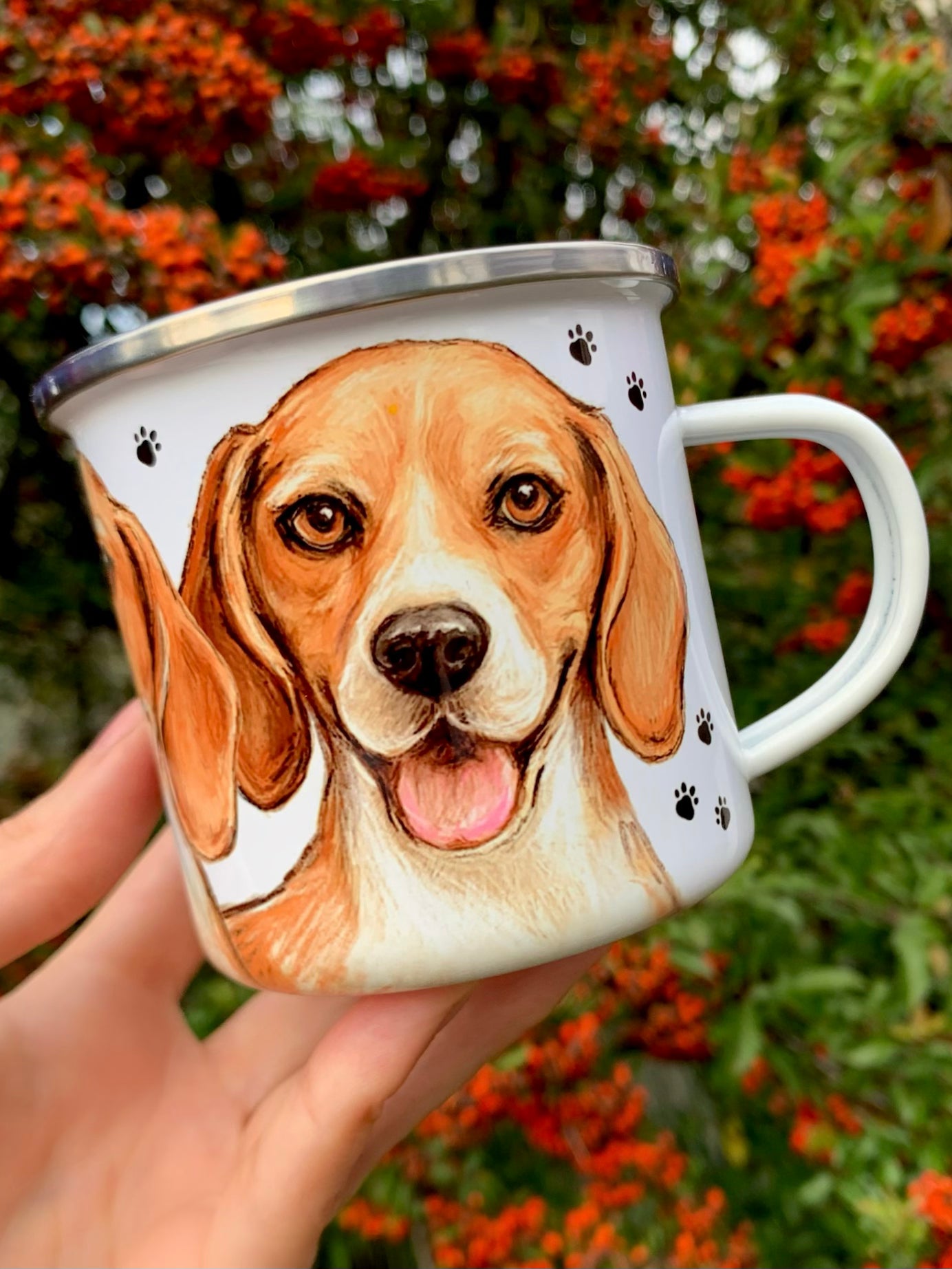 Beagle mintás fém bögre közelről, prémium iparművészeti nyomtatással. A kézzel festett grafika részletei jól láthatók. Tartós, könnyű bögre beagle gazdiknak.