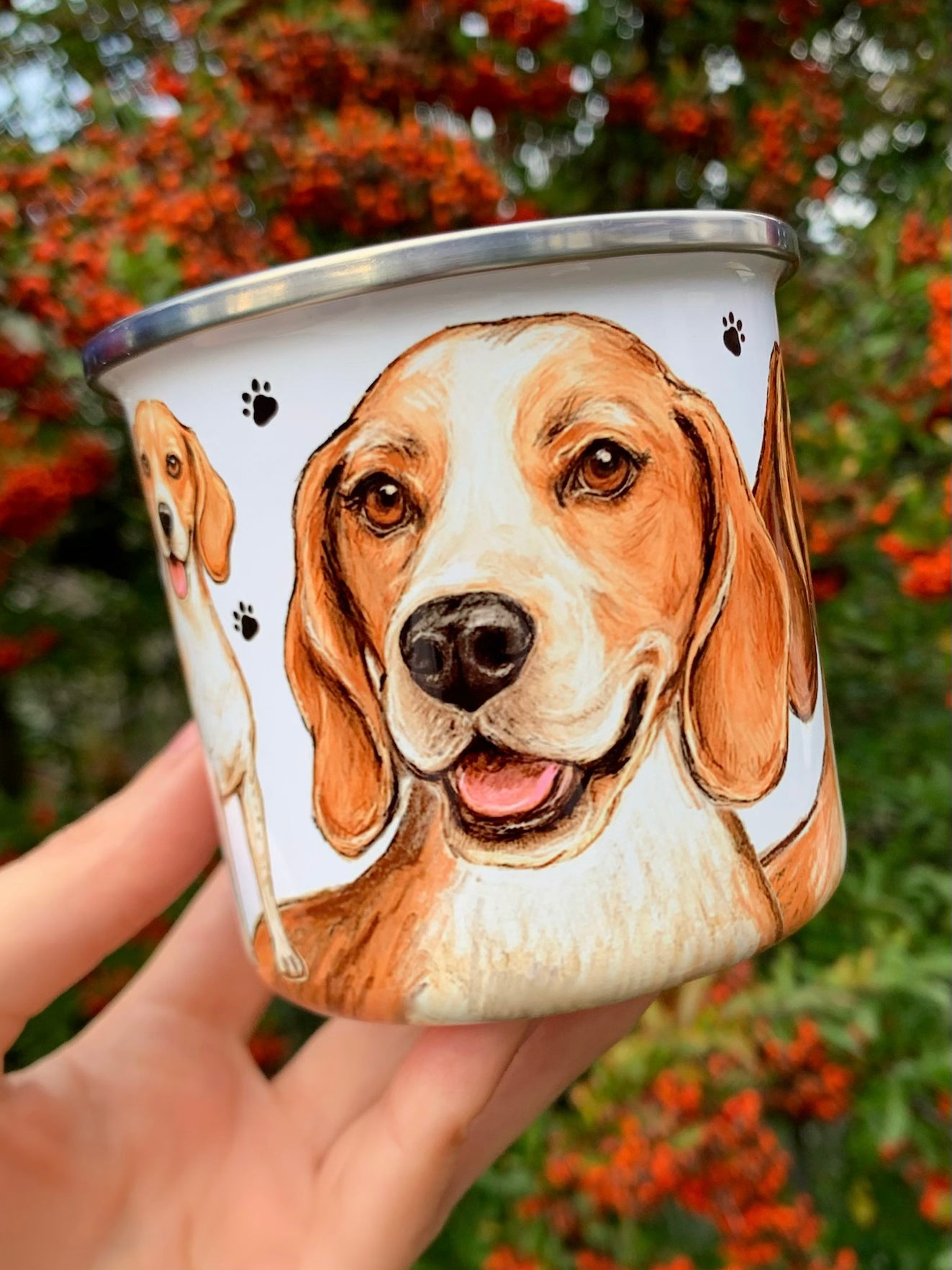 Prémium beagle mintás fém bögre teljes mintával. Két kézzel festett beagle, részletgazdag illusztráció és strapabíró kivitel. Ideális ajándék beagle rajongóknak és kutyabarátoknak.