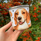 Beagle kutyás fém bögre mancsos háttérmintával. Vidám, kutyás stílus és kézzel festett illusztráció találkozik. Ideális ajándék kutyabarát túrázóknak.