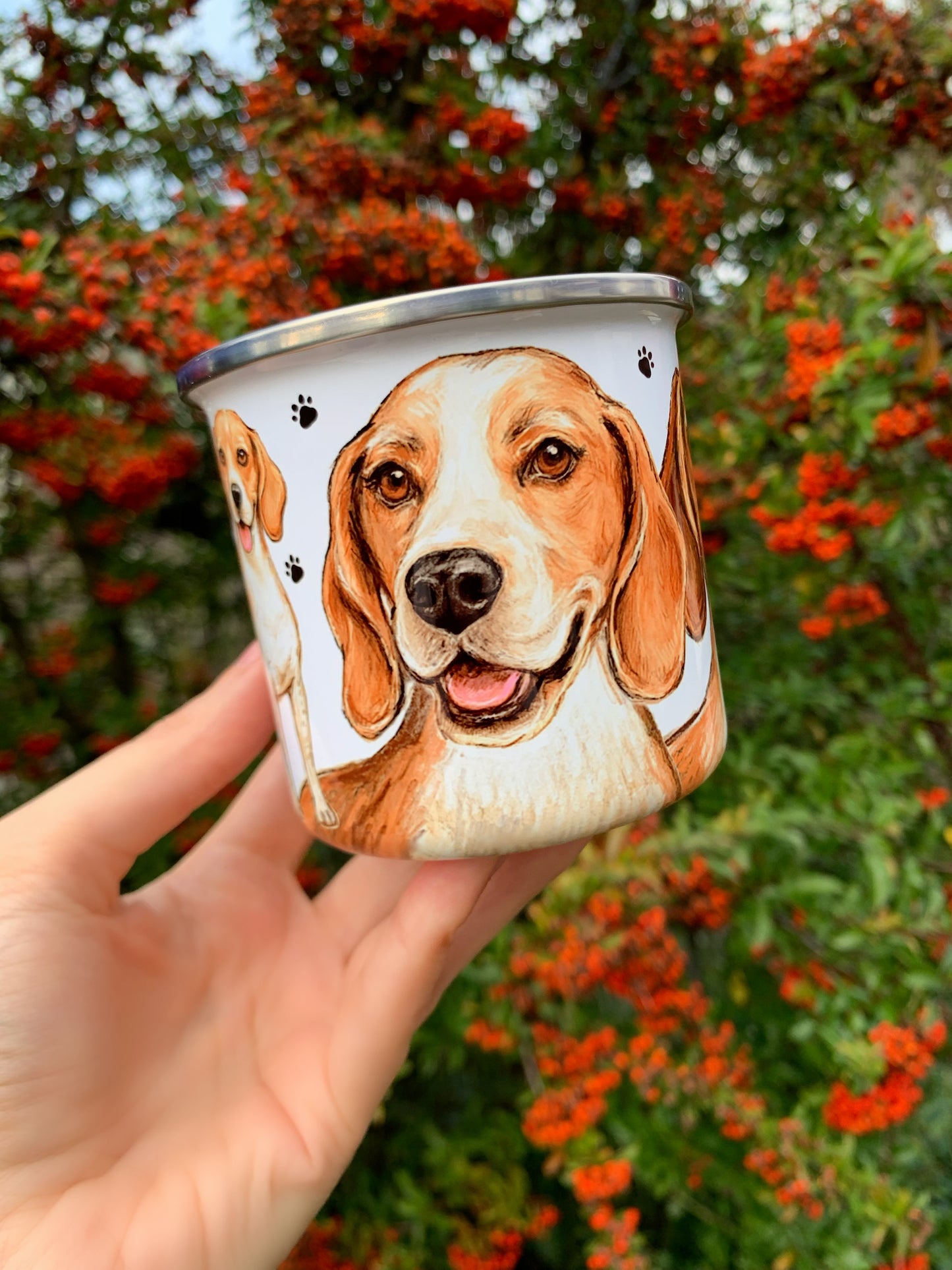 Beagle kutyás fém bögre mancsos háttérmintával. Vidám, kutyás stílus és kézzel festett illusztráció találkozik. Ideális ajándék kutyabarát túrázóknak.