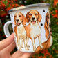 Kézzel rajzolt és akvarellel festett beagle kutya illusztráció fém bögrén. A két beagle finoman kidolgozott foltos szőrzete és barátságos tekintete jól látható, művészi részletességgel. Beagle mintás fém bögre kutyabarátoknak és természetkedvelőknek.