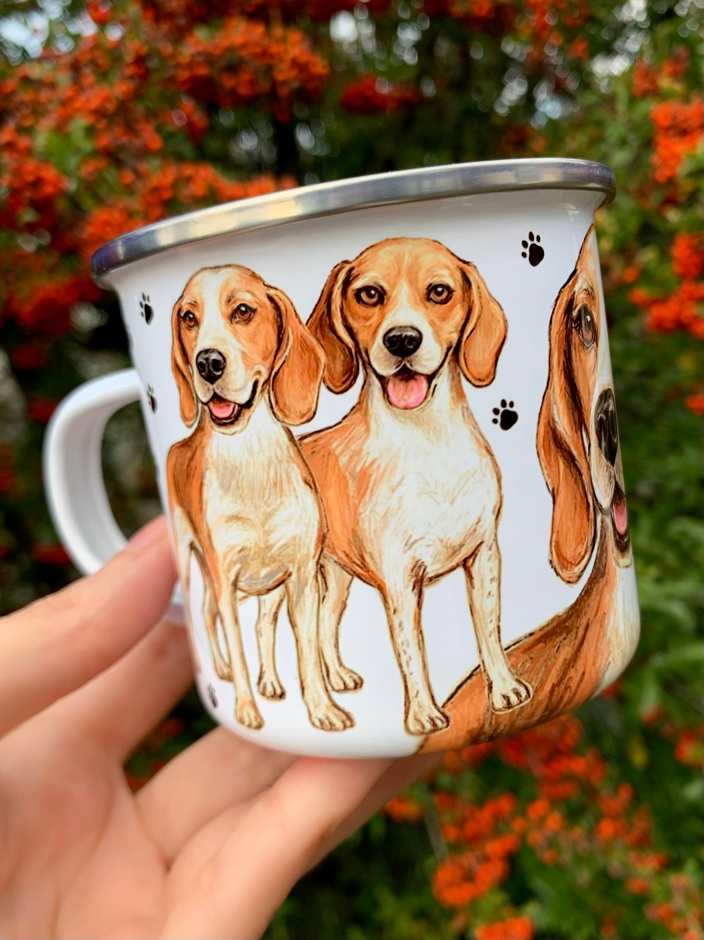 Kézzel rajzolt és akvarellel festett beagle kutya illusztráció fém bögrén. A két beagle finoman kidolgozott foltos szőrzete és barátságos tekintete jól látható, művészi részletességgel. Beagle mintás fém bögre kutyabarátoknak és természetkedvelőknek.