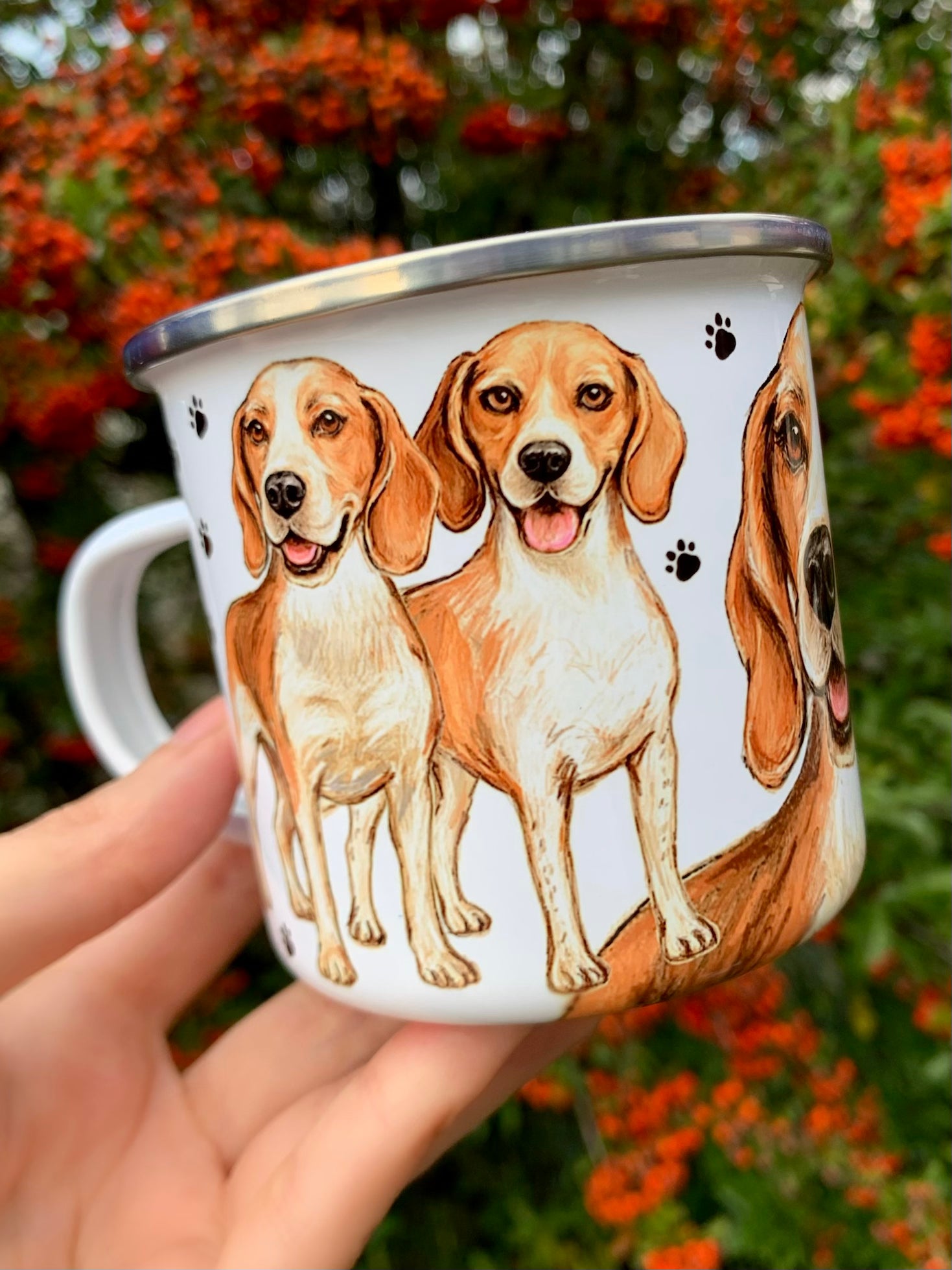 Kézzel rajzolt és akvarellel festett beagle kutya illusztráció fém bögrén. A két beagle finoman kidolgozott foltos szőrzete és barátságos tekintete jól látható, művészi részletességgel. Beagle mintás fém bögre kutyabarátoknak és természetkedvelőknek.