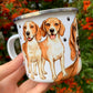 Kézzel rajzolt beagle illusztráció fém bögrén, akvarell festett technikával. Két beagle természetes pózban, harmonikus kompozícióban. Különleges kutyás bögre mindennapi használatra.