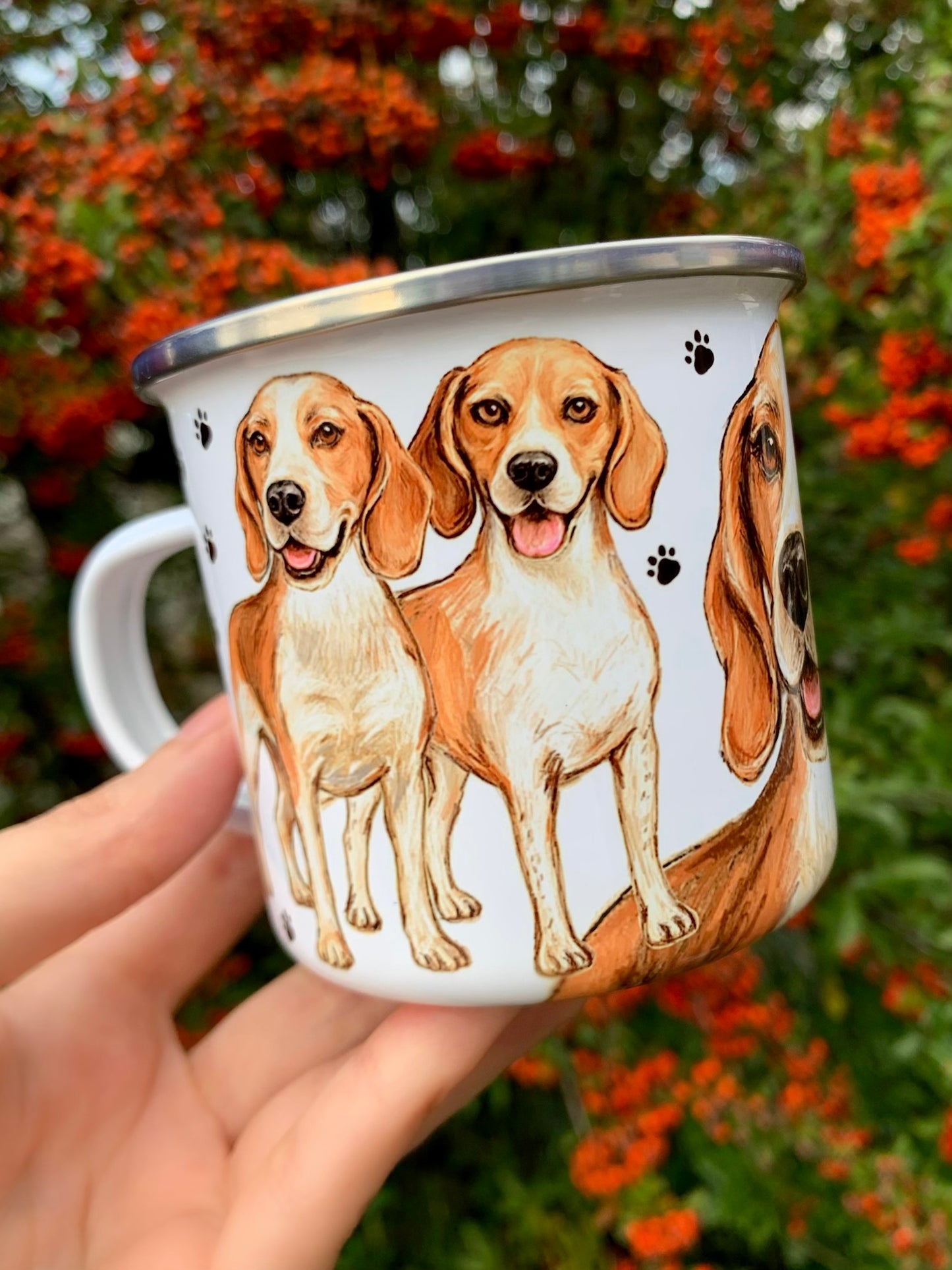 Kézzel rajzolt beagle illusztráció fém bögrén, akvarell festett technikával. Két beagle természetes pózban, harmonikus kompozícióban. Különleges kutyás bögre mindennapi használatra.