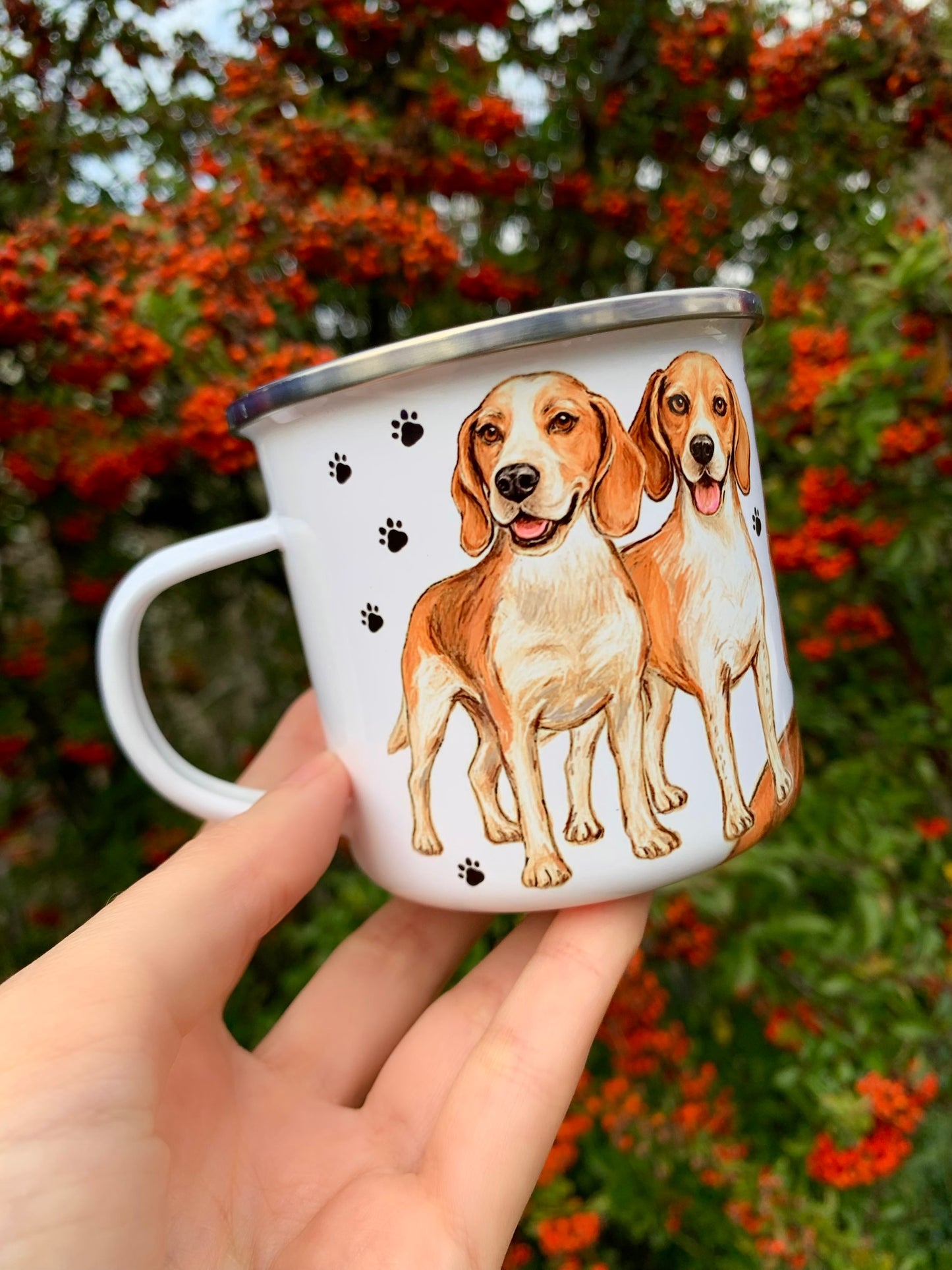 Beagle kutyás fém bögre - Kézzel festett Beagle kutya mintákkal és mancs nyomokkal