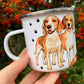 Beagle mintás fém bögre oldalnézetből. Két kézzel festett beagle áll egymás mellett, részletgazdag akvarell stílusban. Egyedi kutyás ajándék beagle gazdiknak.