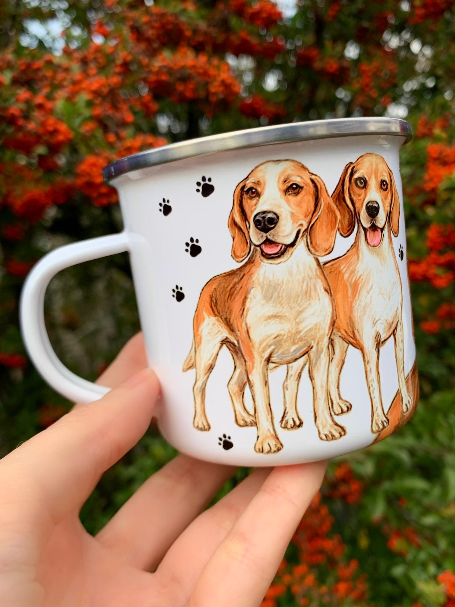 Beagle mintás fém bögre oldalnézetből. Két kézzel festett beagle áll egymás mellett, részletgazdag akvarell stílusban. Egyedi kutyás ajándék beagle gazdiknak.