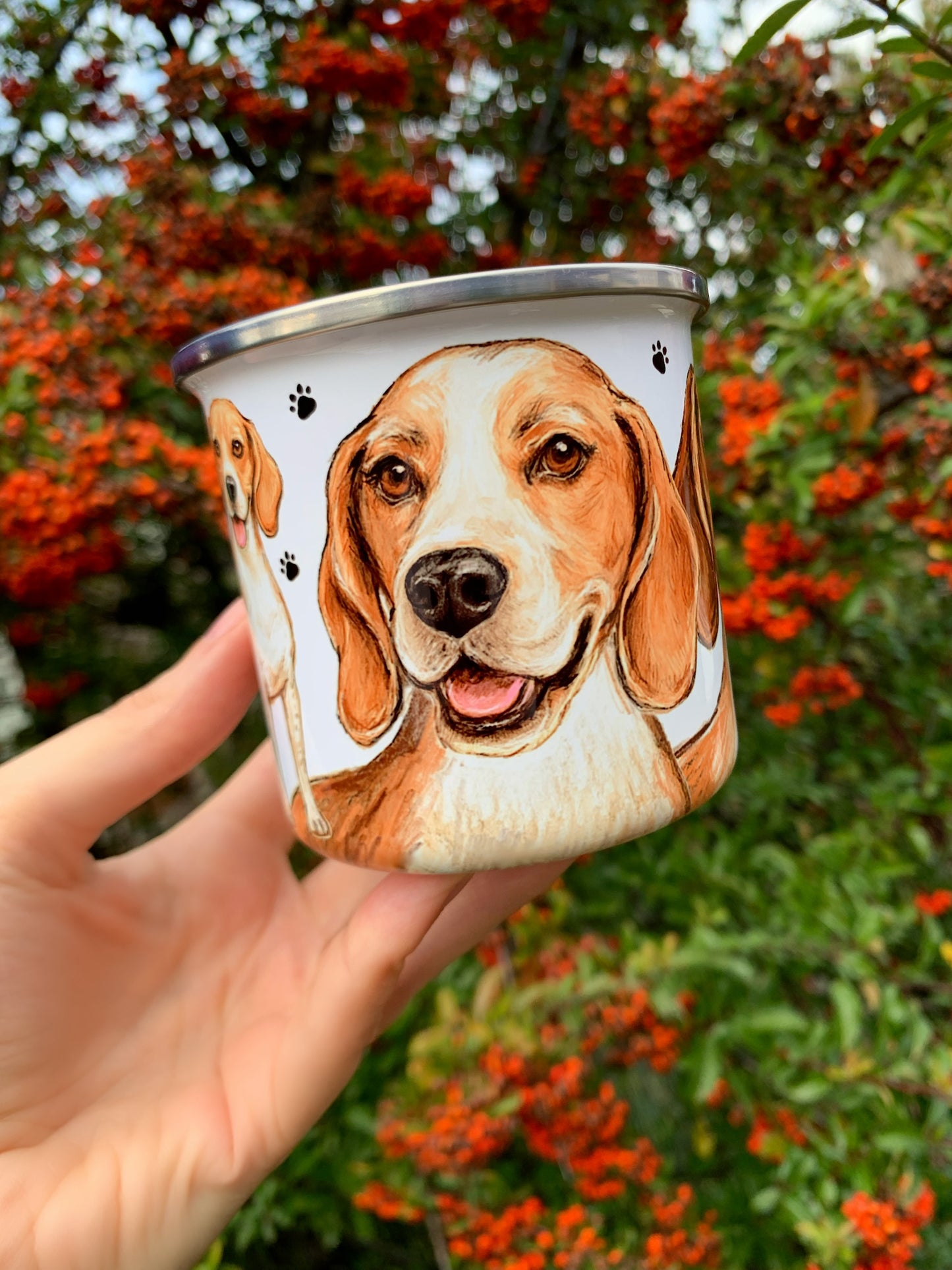 Beagle kutyás fém bögre - Kézzel festett Beagle kutya mintákkal és mancs nyomokkal