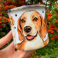 Beagle kutyás fém bögre természetes, outdoor hangulatban. Kézzel festett beagle illusztráció, strapabíró fém kivitel, ideális túrázáshoz, kiránduláshoz vagy reggeli kávéhoz. Különleges beagle ajándék gazdiknak, akik szeretik a praktikus, mégis művészi tárgyakat.