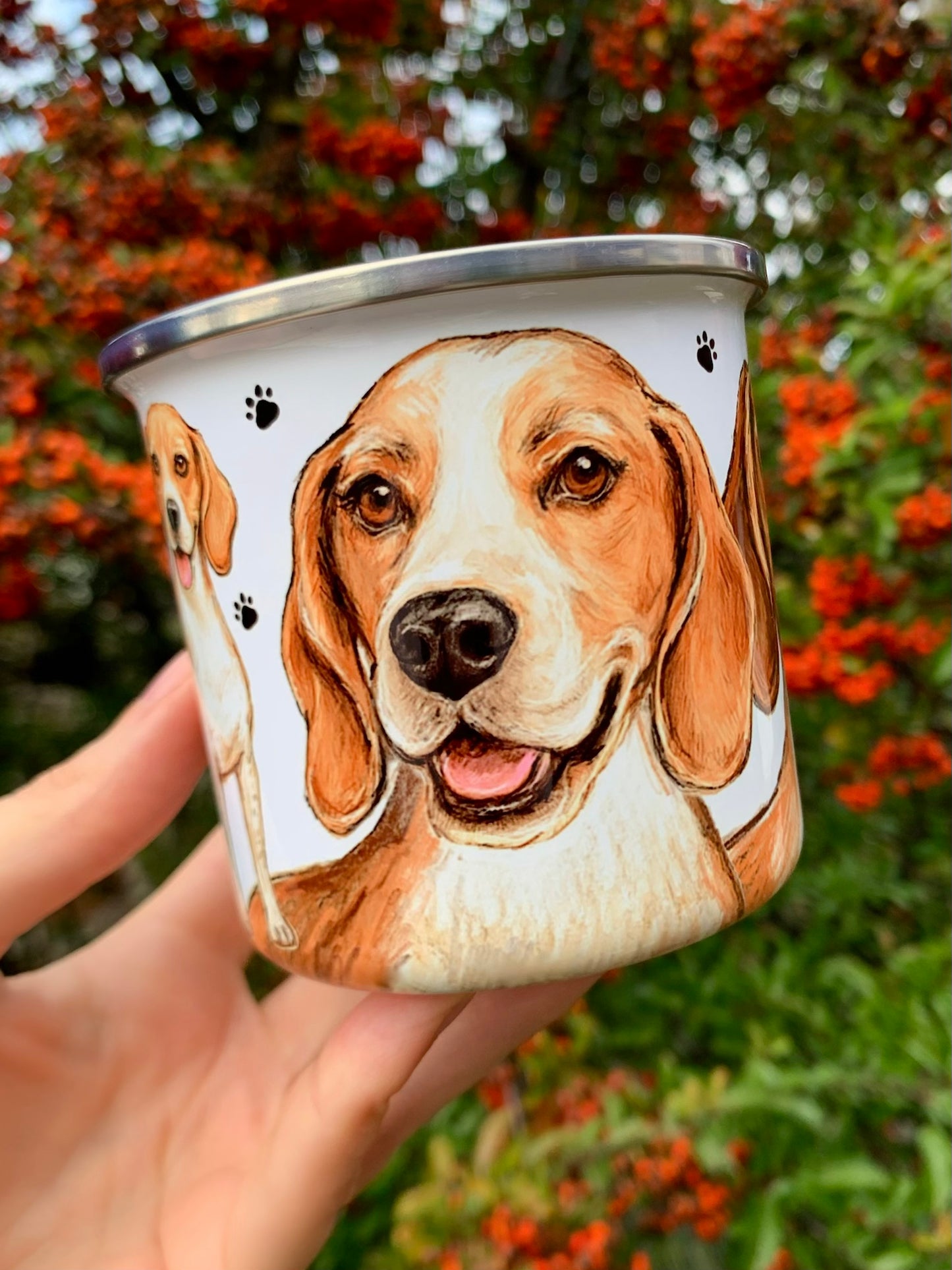 Beagle kutyás fém bögre természetes, outdoor hangulatban. Kézzel festett beagle illusztráció, strapabíró fém kivitel, ideális túrázáshoz, kiránduláshoz vagy reggeli kávéhoz. Különleges beagle ajándék gazdiknak, akik szeretik a praktikus, mégis művészi tárgyakat.