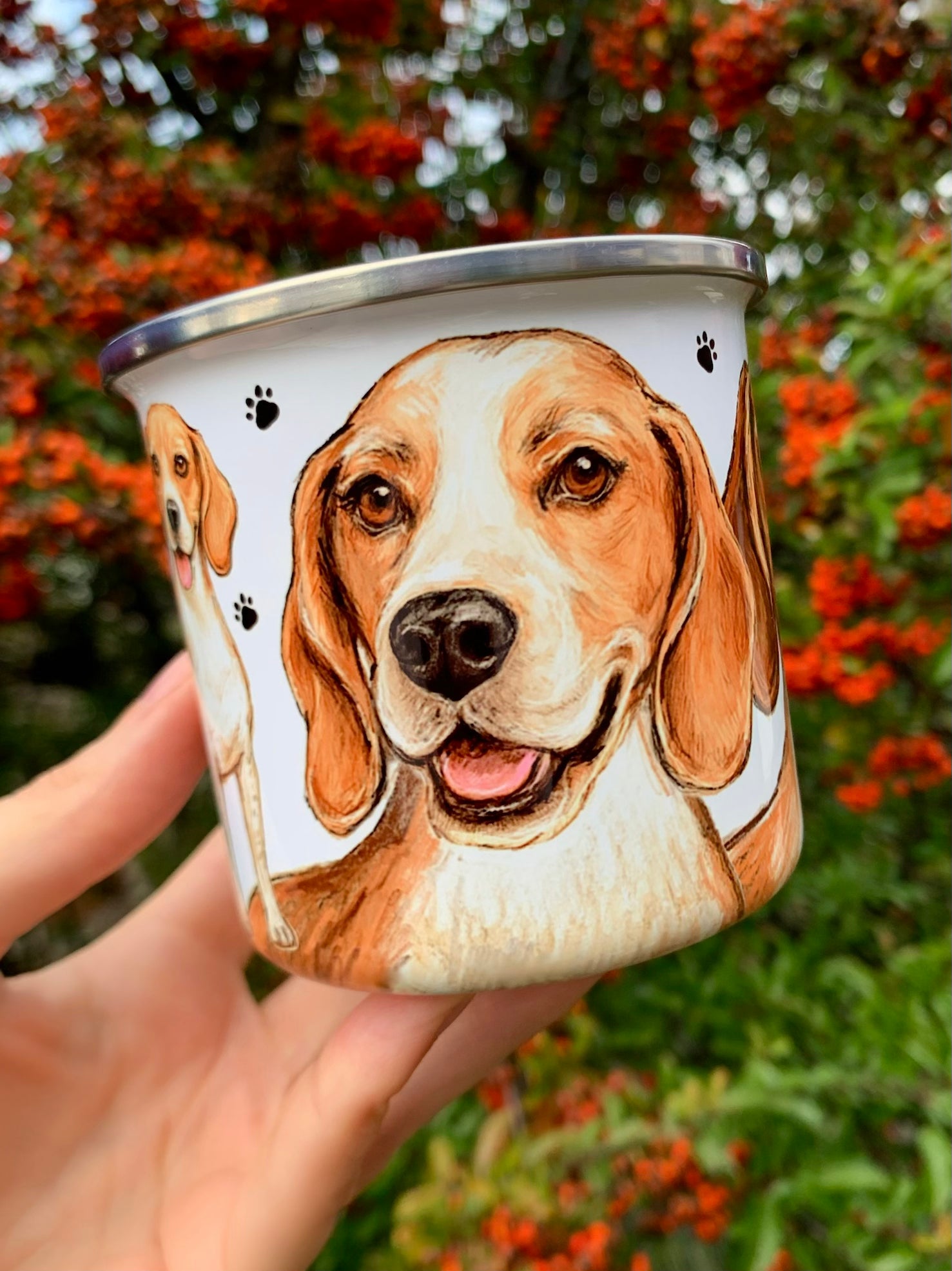 Beagle kutyás fém bögre természetes, outdoor hangulatban. Kézzel festett beagle illusztráció, strapabíró fém kivitel, ideális túrázáshoz, kiránduláshoz vagy reggeli kávéhoz. Különleges beagle ajándék gazdiknak, akik szeretik a praktikus, mégis művészi tárgyakat.