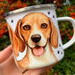 Beagle kutyás fém bögre kézzel festett, részletgazdag beagle kutya illusztrációval. A bögrén két egymás mellett álló, élethű beagle látható, foltos szőrzettel és kedves, értelmes tekintettel, választható mancsos vagy dekoratív háttérmintával. Prémium minőségű, egyedi beagle ajándék gazdiknak, túrázáshoz és mindennapi használatra.