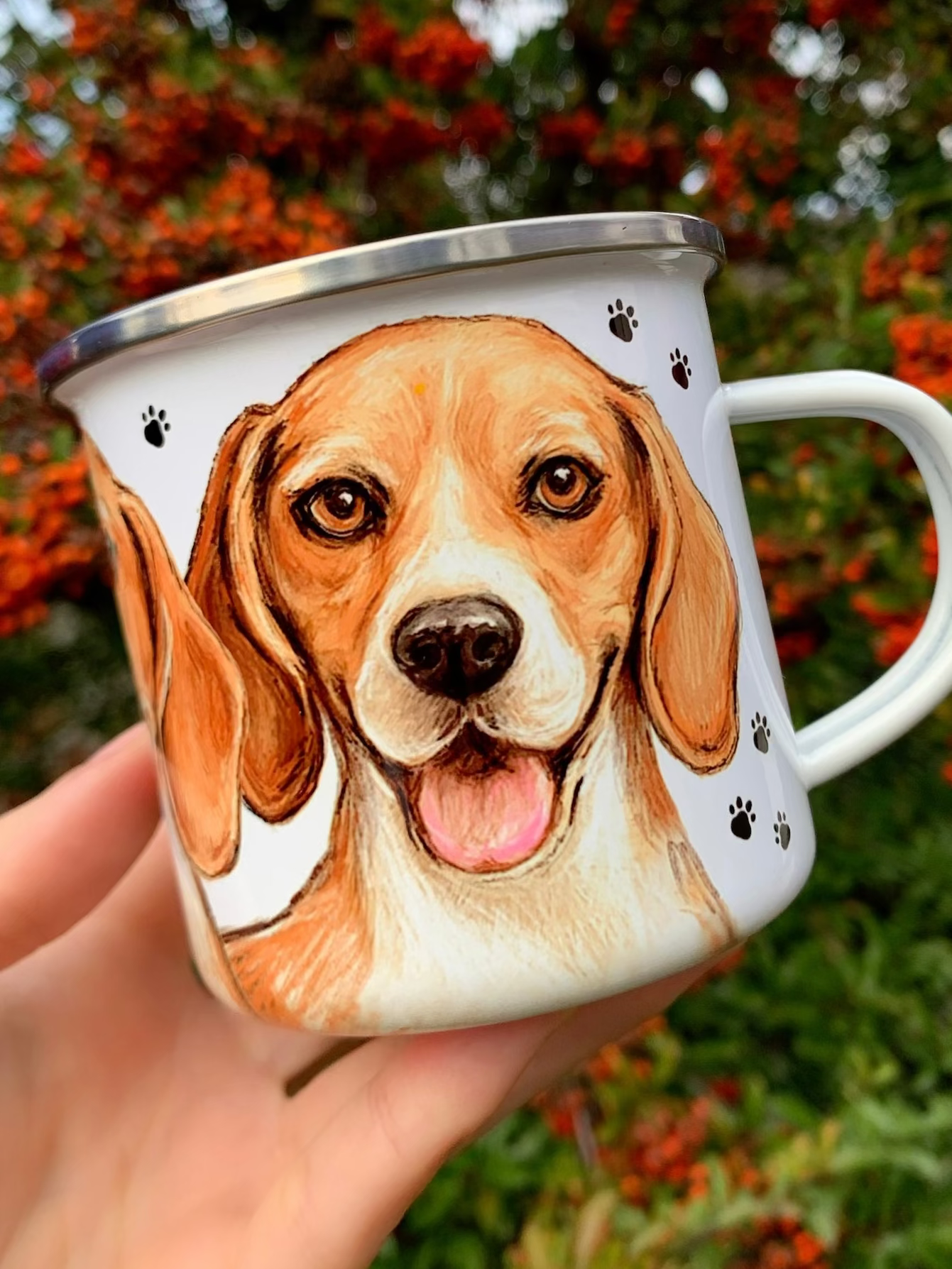 Beagle kutyás fém bögre kézzel festett, részletgazdag beagle kutya illusztrációval. A bögrén két egymás mellett álló, élethű beagle látható, foltos szőrzettel és kedves, értelmes tekintettel, választható mancsos vagy dekoratív háttérmintával. Prémium minőségű, egyedi beagle ajándék gazdiknak, túrázáshoz és mindennapi használatra.