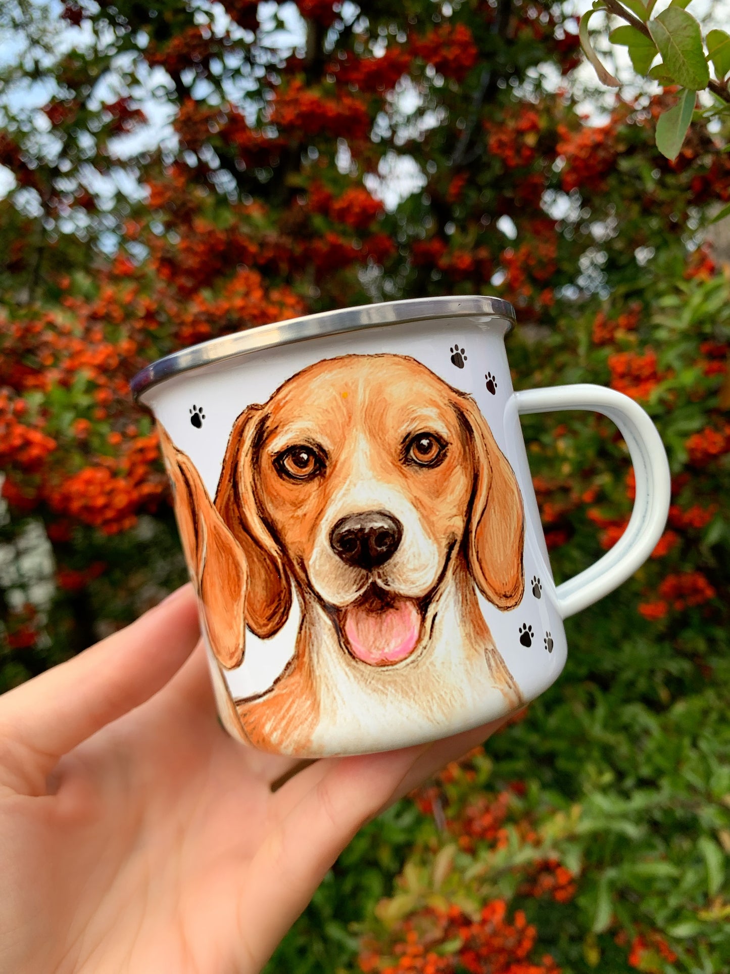 Beagle kutyás fém bögre - Kézzel festett Beagle kutya mintákkal és mancs nyomokkal