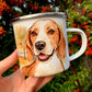 Kézzel rajzolt beagle illusztráció fém bögrén, akvarell festett technikával. A két beagle méltóságteljes, nyugodt pózban áll egymás mellett. Egyedi beagle bögre mindennapi használatra.