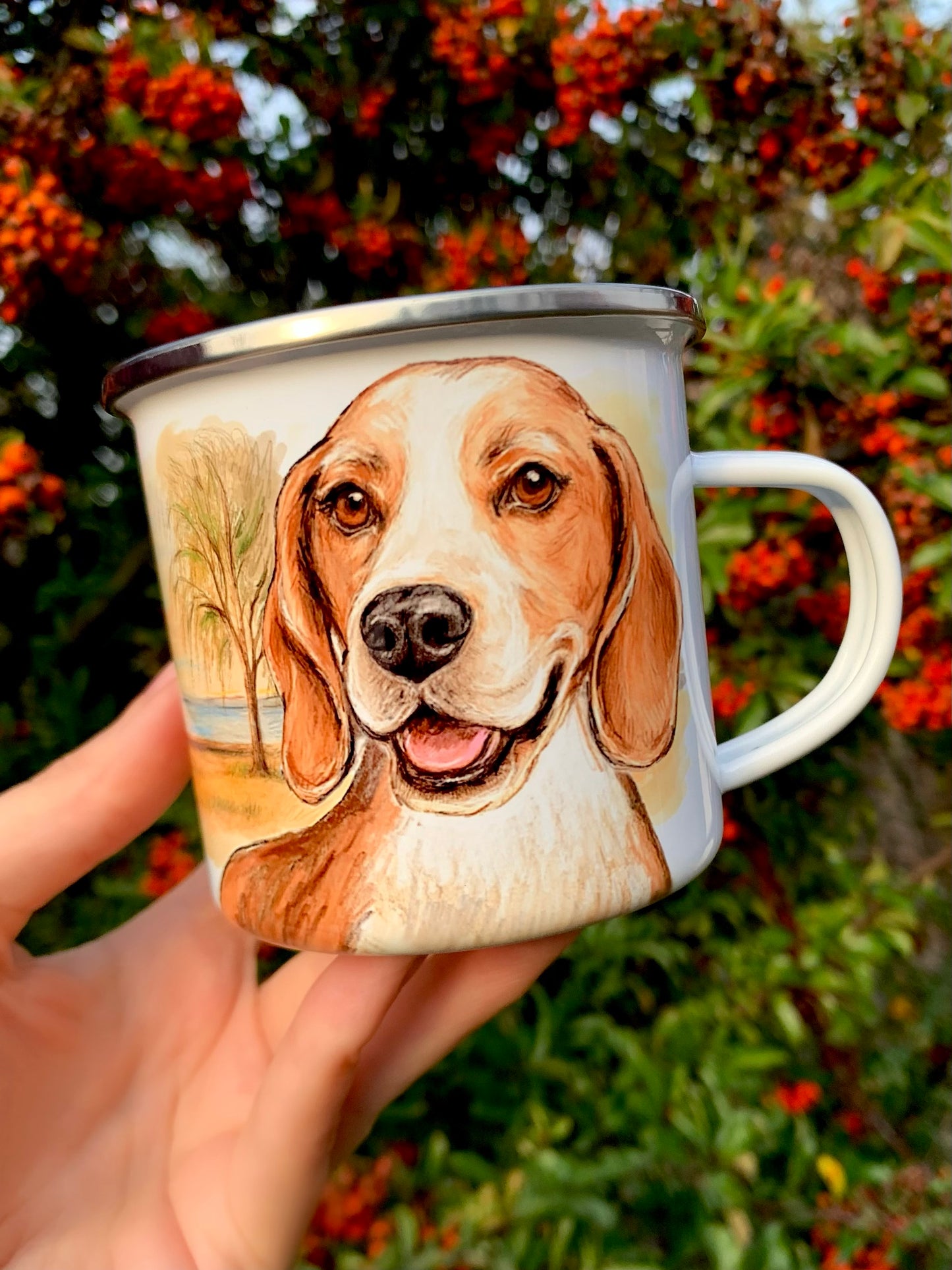 Balatoni hangulatú beagle bögre kézzel festett illusztrációval. A naplementés háttér meleg színei harmonikusan egészítik ki a beagle kutyák rajzát. Különleges kutyás ajándék természetkedvelőknek.