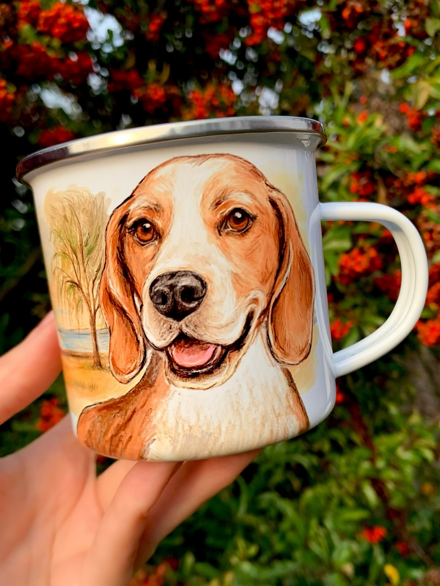 Beagle kutyás fém bögre kézzel festett, élethű illusztrációval és balatoni naplementés háttérrel. A bögrén két beagle kutya látható: az egyik oldalon részletgazdag beagle portré, a másik oldalon két beagle egymás mellett állva, méltóságteljes pózban. Prémium minőségű, egyedi beagle ajándék gazdiknak, balatoni hangulattal és művészi kidolgozással.