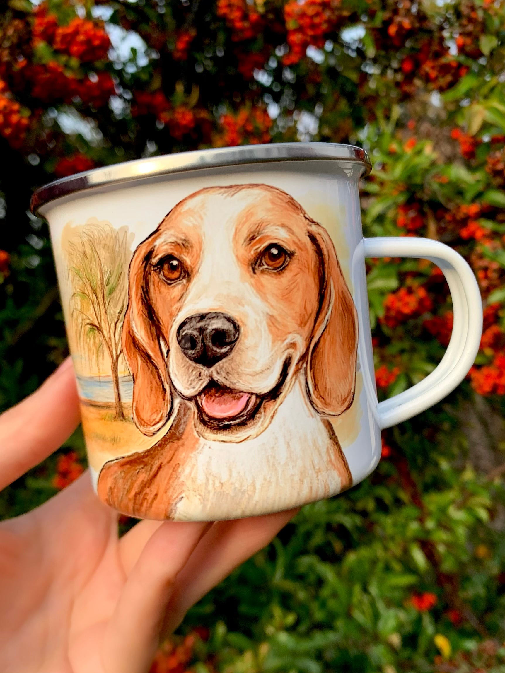 Beagle mintás fém bögre oldalnézetből. Két beagle kutya egymás mellett áll, részletgazdag, élethű rajzolt stílusban. Balatoni naplemente teszi teljessé a kompozíciót.