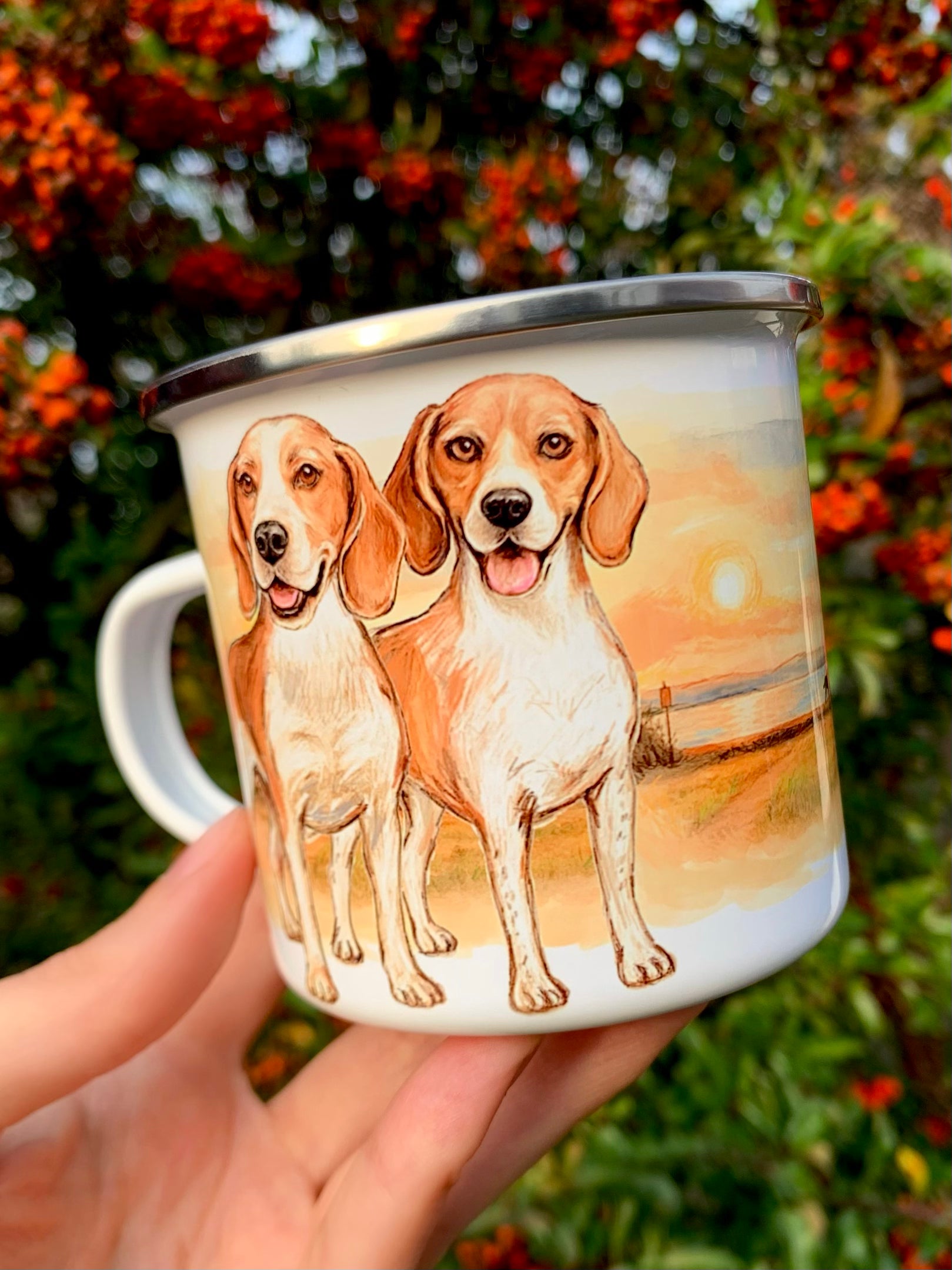 Kézzel festett beagle bögre tökéletes ajándék gazdiknak. Kézzel rajzolt és akvarellel festett beagle fej portré fém bögrén. A foltos szőrzet, lelógó fülek és értelmes tekintet élethűen jelenik meg, balatoni naplemente árnyalataival kiegészítve. Különleges beagle bögre kutyabarátoknak és természetkedvelőknek.